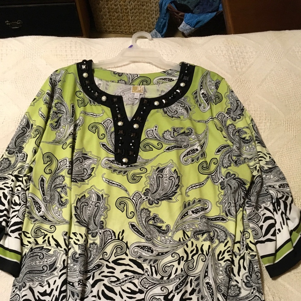 Check out these detail! This top looks great on.